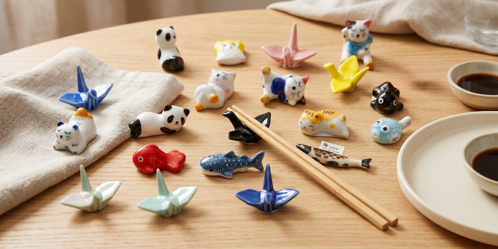 Essstäbchen auf Essstäbchenablage aus Porzellan