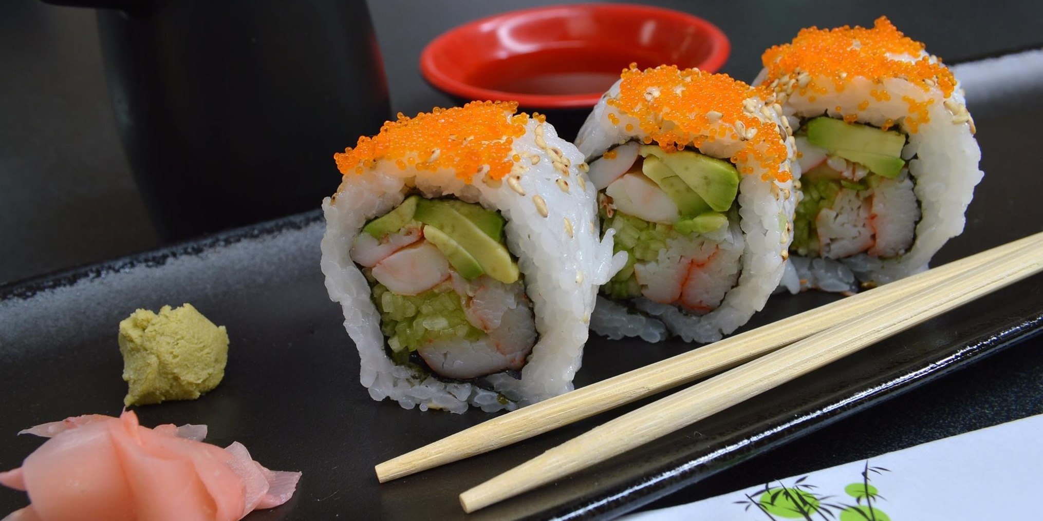 Sushi Set mit Platte, Saucenschale und Stäbchen