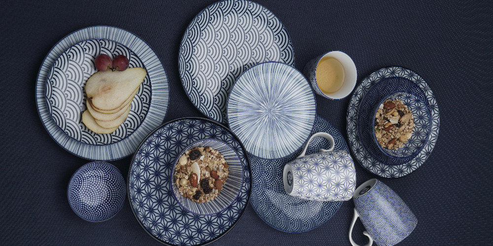 Asiatische Teller-Sets mit verschiedenen Designs